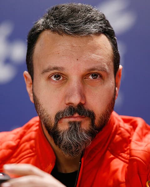 کامبیز دیرباز