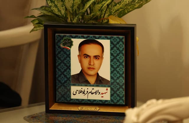 تصویر شهید فرهاد فلاحی در قاب عکس