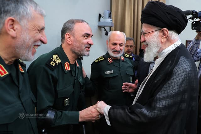 شهید محمدحسن محققی در کنار رهبر انقلاب