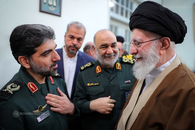 شهید سرتیپ خلبان محمدباقر طاهرپور در کنار مقام معظم رهبری