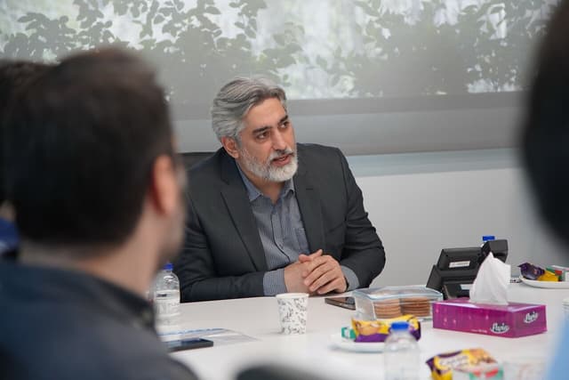 شهید دکتر سید امیرحسین فقهی در جلسه