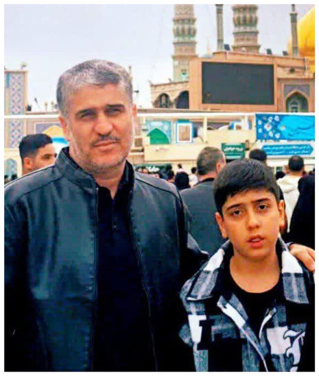 شهید محمد خاکی احمدآبادی در کنار فرزند شهیدش