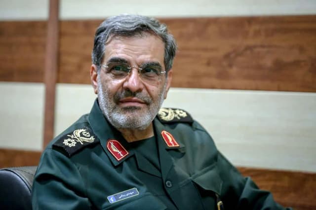 شهید مهدی ربانی در اتاق کار