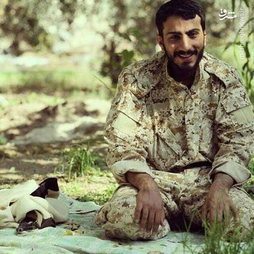 مصطفی صدر زاده درحال نماز خواندن