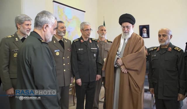سردار سپهبد غلامعلی رشید در کنار رهبر انقلاب و شهید سلیمانی