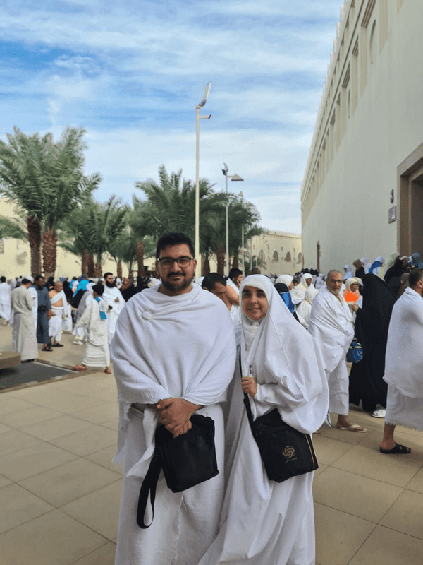 فهیمه‌سادات هاشمی‌تبار در کنار همسر در حج