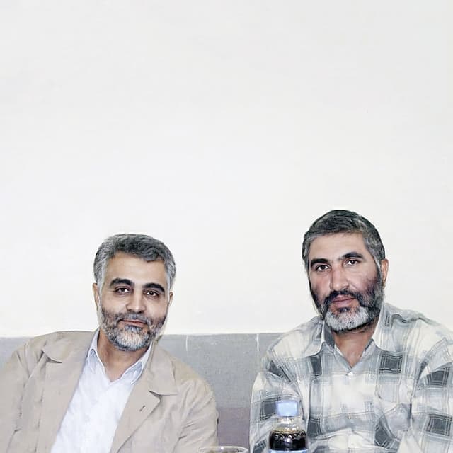 شهید احمد کاظمی به همراه سردار سلیمانی با لباس شخصی