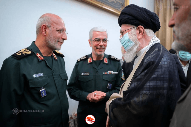 شهید غلامرضا محرابی در کنار رهبر انقلاب